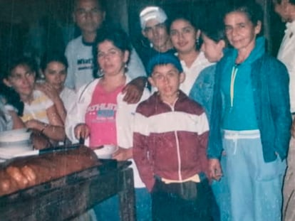 Blanca Gómez, vestida de azul, en una imagen de archivo cedida por su familia.