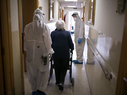 Voluntarios de la ONG Proactiva Open Arms ayudan durante el traslado de ancianos a una residencia sin casos de coronavirus, el pasado 18 de abril en Barcelona.