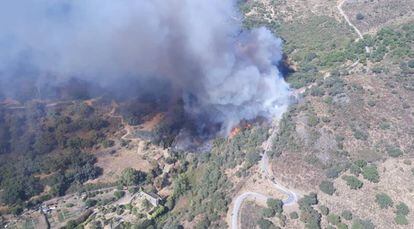 Imagen aérea del incendio en Almonaster la Real (Huelva).