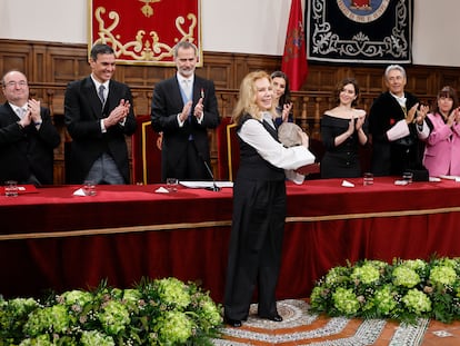 Cecilia Roth sonríe tras recoger el Premio Cervantes en nombre de la escritora uruguaya Cristina Peri Rossi de manos de los reyes y en presencia de Miquel Iceta, Pedro Sánchez, Isabel Díaz Ayuso, y el rector de la Universidad de Alcalá de Henares, José Vicente Saz.