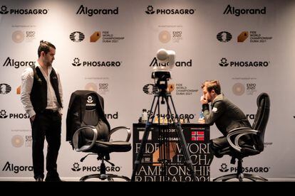 Niepómniashi mira a Carlsen mientras este piensa su próxima jugada en la primera partida