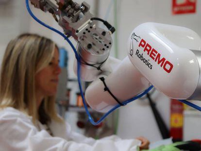 Trabajadora de Premo con un robot colaborativo.