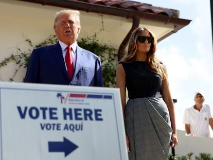 Donald Trump y su esposa, Melania, el martes en Palm Beach (Florida).