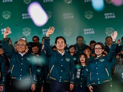 El ganador de las elecciones de Taiwán, Lai Ching-te (en el centro), celebraba la victoria junto a miembros de su lista, en Taipéi, el sábado.
