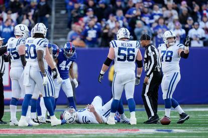 El 'quarterback' de los Colts, Nick Foles, se convulsionó el domingo en el encuentro contra los Gigantes.