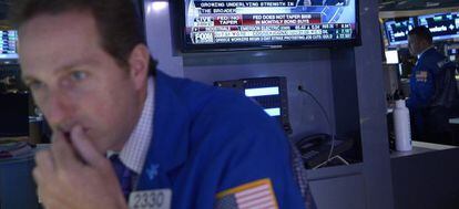 Un operador financiero, en la Bolsa de Wall Street (Nueva York).