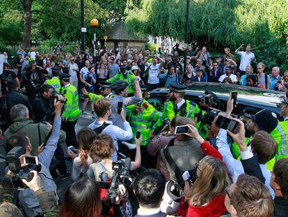 Un grupo de ciudadanos rodea el coche de Boris Johnson este viernes a las puertas de su domicilio en Londres.