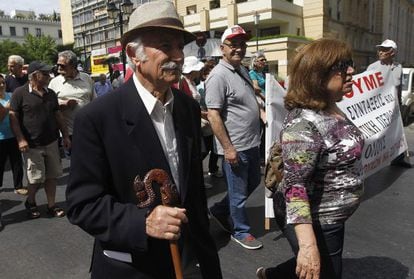 Protesta de pensionistas en Grecia contra las medidas de austeridad