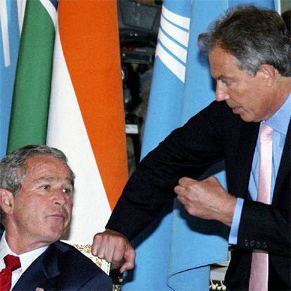 El presidente de Estados Unidos, George W. Bush, y el primer ministro inglés, Tony Bleir, durante la cumbre de San Petersburgo.