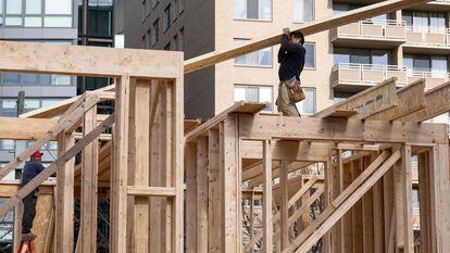 Trabajadores de la construcción en un edificio de viviendas en Bethesda (Maryland).