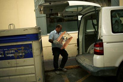 Un operario recoge una urna de un centro electoral de Ronda (Málaga).
