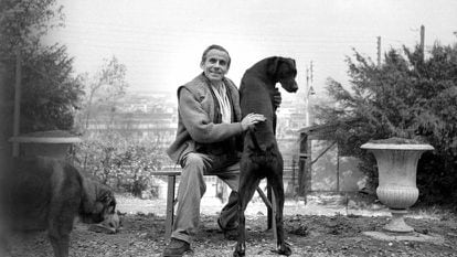Louis-Ferdinand Céline, retratado en Meudon con sus perros en 1955.