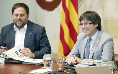 El vicepresidente de la Generalitat, Oriol Junqueras, con el presidente catalán, Carles Puigdemont.