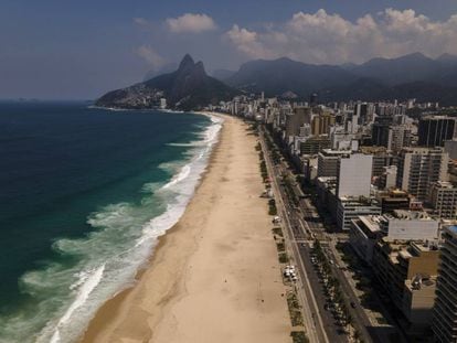 Playa de Copacabana vacía, este sábado.