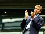 El millonario ruso Roman Abramovich, dueño del Chelsea, aplaude una jugada de su equipo en un partido frente al Aston Villa.