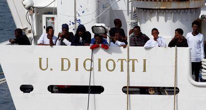 Migrantes esperan desembarcar de la nave 'Diciotti' que ha llegado al puerto de Catania. 