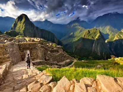 Una turista en la ciudadela inca de Machi Picchu, en Perú. 