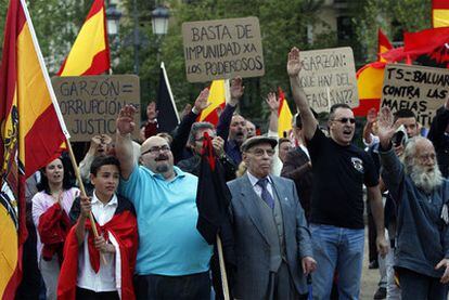 Manifestantes convocados por Falange, ayer, cerca de la Audiencia Nacional.