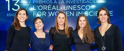 De izquierda a derecha, Ana Ortega, Alicia González, Biola María Javierre, Meritxell Rovira y Ruth Rodríguez, galardonadas con el premio For Women in Science.