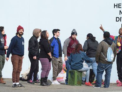 Shia LaBeouf, el segundo por la izquierda, junto a un grupo de ciudadanos en su instalaci&oacute;n el pasado 27 de enero, en Nueva York. 