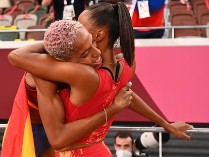 Yulimar Rojas (izquierda), oro olímpico en triple salto, se abraza con la española Ana Peleteiro (derecha), medalla de bronce, tras romper el récord del mundo (15.67).