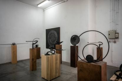 Obras de Martín Chirino, en una sala junto a la forja en la que trabajaba en su casa de Morata de Tajuña (Madrid).
