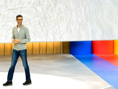 Sundar Pichai habla en el escenario de la conferencia Google I/O.