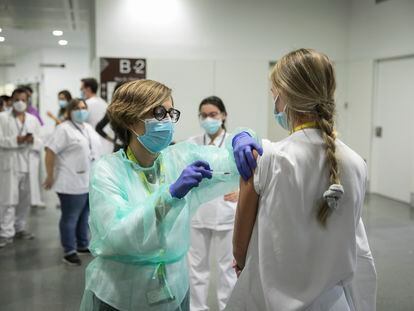 Vacunación contra la covid-19 del personal sanitario del hospital Sant Pau de Barcelona.