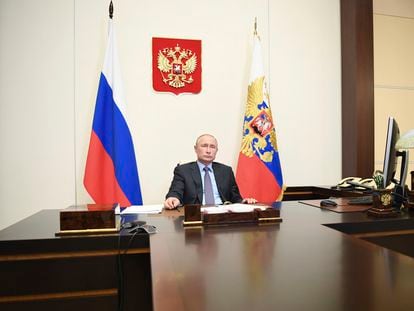 Vladímir Putin, durante una videoconferencia ministerial desde su residencia de Novo-Ogaryovo, a las afueras de Moscú, el jueves.