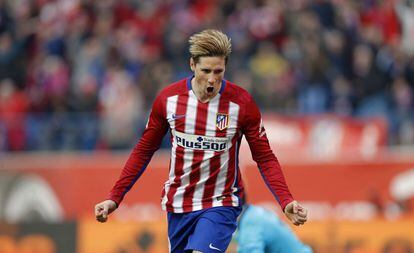 Torres celebra su gol número 100 con el Atlético.