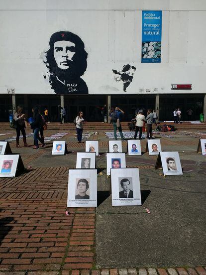 Un homenaje a los desaparecidos en la plaza principal de la Universidad Nacional de Colombia. En la pared, la pintura de los hermanos Sanjuán.