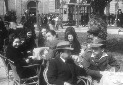 Ambiente de Jueves Santo, en una terraza de Madrid en 1940, d&eacute;cada tratada por Vicens Vives en su Historia de Espa&ntilde;a