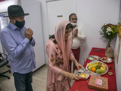 La familia Lalwani, durante el rezo de Diwali en la tienda Desi Gourmet, este sábado.