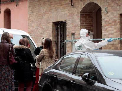 Un agente de la Guardia Civil precinta la casa en Bétera donde este miércoles se encontró a un hombre muerto a martillazos.