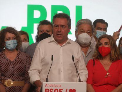 El alcalde de Sevilla, Juan Espadas, ganador de las primarias del PSOE-A, dirigiéndose a los afiliados el pasado domingo, en Sevilla.