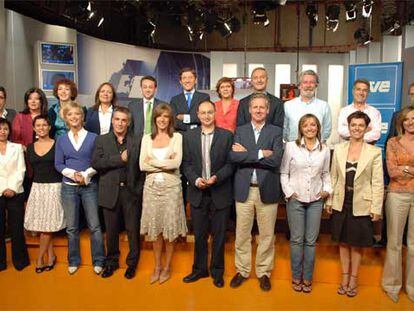 Los presentadores y editores de los informativos de TVE, con el director, Fran Llorente, quinto por la derecha.