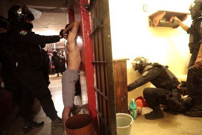La policía registra la celda de un preso en una cárcel mexicana.