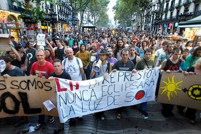 Marcha en solidaridad con los indignados de la Puerta del Sol, a su paso por las Ramblas de Barcelona.