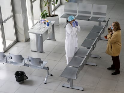 Una sanitaria hace el primer cribado y reparte mascarillas en el hall de entrada del Centro de Salud Calesas en Usera en Madrid, en una imagen de archivo durante el estado de alarma.