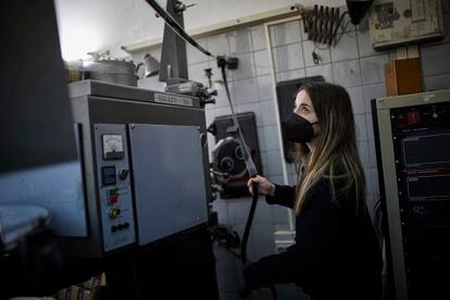 In the image, Elena Torres-Molina Jimenez, Juan's niece, is in charge of mounting the film on the projector