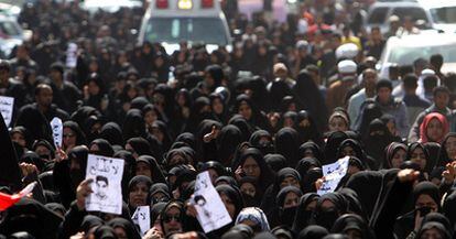 Miles de suníes participan en el funeral de un joven muerto por disparos de la policía