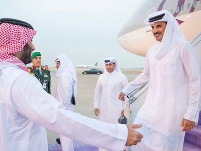 El príncipe heredero de Arabia Saudí, Mohammed Bin Salmán, recibía el viernes al emir de Qatar, Tamim bin Hamad Al Thani, a su llegada a Riad.