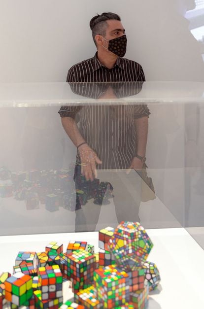 El artista cubano Levi Orta y sus cubos de Rubik. / FABRA I COATS
