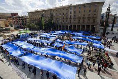 La Marea Azul contra la privatización del agua y de los ríos, una plataforma constituida por asociaciones ciudadanas, grupos ecologistas y sindicatos, se manifiesta hoy en la plaza del Pilar de Zaragoza para expresar su rechazo a los proyectos de privatización del servicio público de suministro de agua.