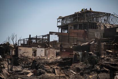 Homes destroyed by fires in Viña del Mar.