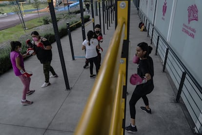 Las escuelas llamadas utopías no solo imparten cultura, también clases de deporte, como boxeo para mujeres.