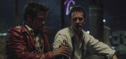 Un fotograma de 'El club de la lucha' protagonizado por Brad Pitt (izquierda) y Edward Norton.