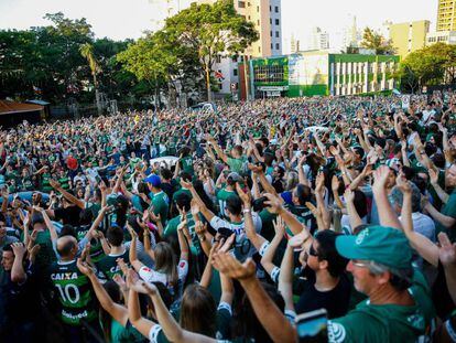 Aficionados del Chapecoense recuerdan a las v&iacute;ctimas del accidente.