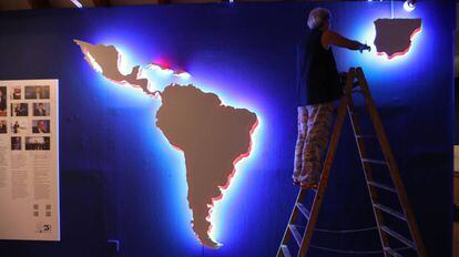 Montaje de la exposición por los 25 años de la apertura de la Casa de América.