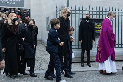 Amelie de Borbón y Parma y sus hijos Alexandre y Constantin durante el funeral de los gemelos Igor y Grichka Bogdanoff, en la Madeline de París, el 10 de enero de 2022.